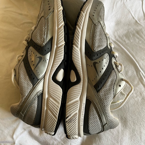 👟 👟🌸GUC Nike Sneakers, grey, black & green, size 9.5 - Picture 3 of 10